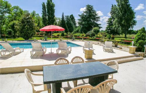 Stunning home in Gardonne with 4 Bedrooms, WiFi and Outdoor swimming pool