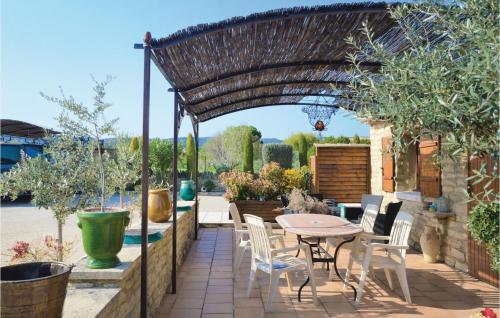 Stunning home in Gordes with 2 Bedrooms