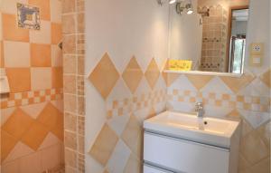 Stunning home in Gordes with 2 Bedrooms