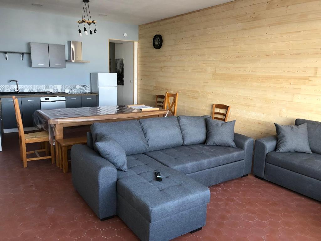 Stunning home in Hennebont with WiFi and 4 Bedrooms
