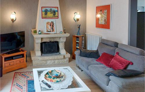 Stunning home in Hennebont with WiFi and 4 Bedrooms