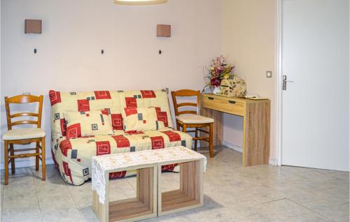 Stunning home in La Douze with Outdoor swimming pool and 4 Bedrooms