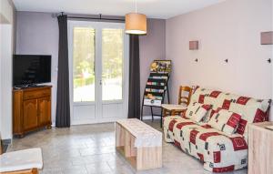 Stunning home in La Douze with Outdoor swimming pool and 4 Bedrooms