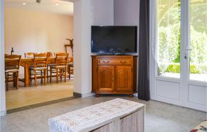 Stunning home in La Douze with Outdoor swimming pool and 4 Bedrooms