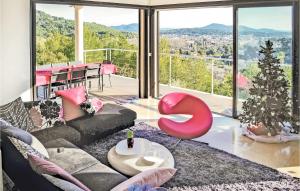Stunning home in La Valette du Var with 3 Bedrooms, WiFi and Private swimming pool