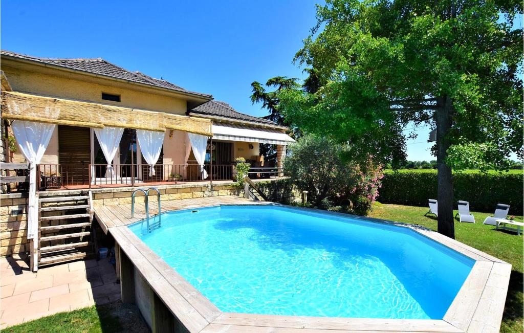 Maison de vacances Stunning home in Lamotte Du Rhone with 5 Bedrooms, Private swimming pool and Outdoor swimming pool  84840 Lamotte-du-Rhône
