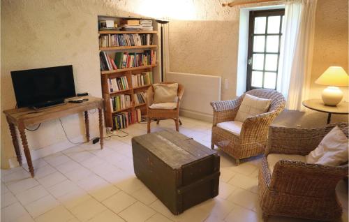 Stunning home in Le Pot-Laval with 3 Bedrooms, WiFi and Private swimming pool