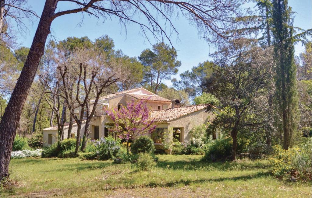 Stunning home in Le Puy Sainte Reparade with WiFi, Private swimming pool and Outdoor swimming pool , 13610 La Cride