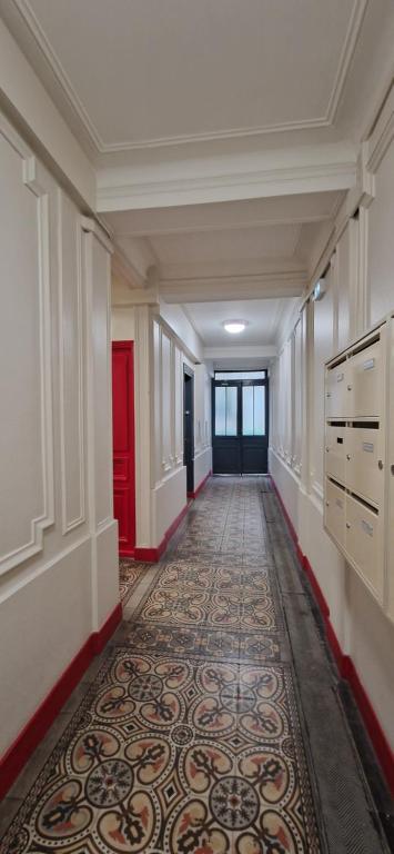 Stunning home in Le Thor with WiFi and 4 Bedrooms