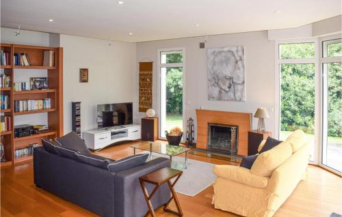 Stunning home in Léhon with WiFi and 5 Bedrooms