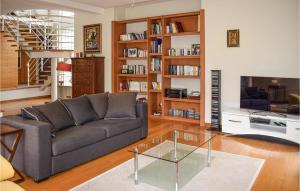 Stunning home in Léhon with WiFi and 5 Bedrooms