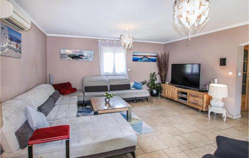 Stunning home in Les Angles with 3 Bedrooms, WiFi and Outdoor swimming pool