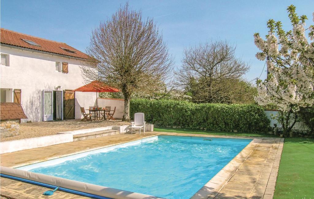 Maison de vacances Stunning home in lHermenault with 3 Bedrooms, Outdoor swimming pool and Heated swimming pool  85570 LʼHermenault