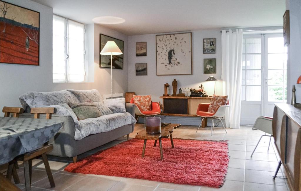 Maison de vacances Stunning home in Lognan with Outdoor swimming pool, 2 Bedrooms and WiFi  33850 Léognan