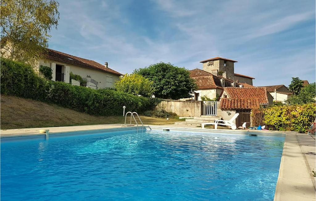 Maison de vacances Stunning home in Lusignac with 3 Bedrooms, WiFi and Outdoor swimming pool  24320 Lusignac