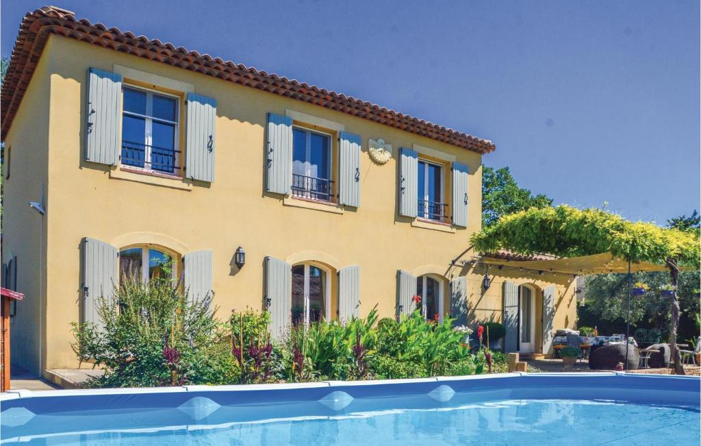 Maison de vacances Stunning home in Mallemort with 3 Bedrooms, WiFi and Outdoor swimming pool  13370 Mallemort
