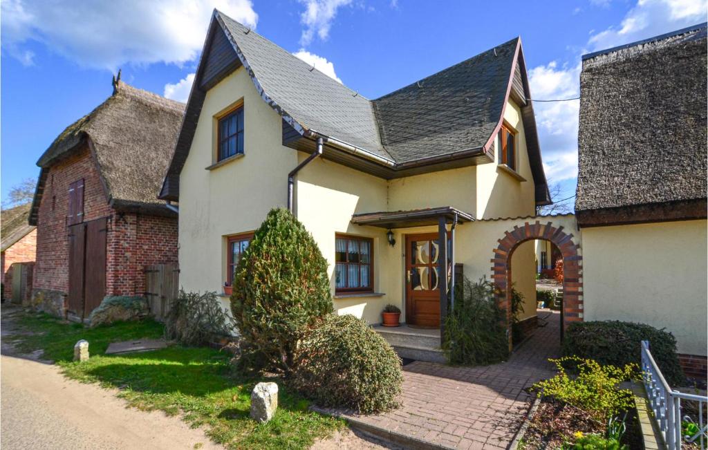 Stunning home in Mariendorf with 2 Bedrooms and WiFi , 18586 Mariendorf