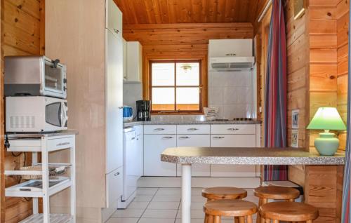 Stunning home in Mauroux with WiFi, Outdoor swimming pool and 2 Bedrooms