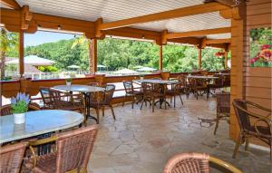 Stunning home in Mauroux with WiFi, Outdoor swimming pool and 2 Bedrooms