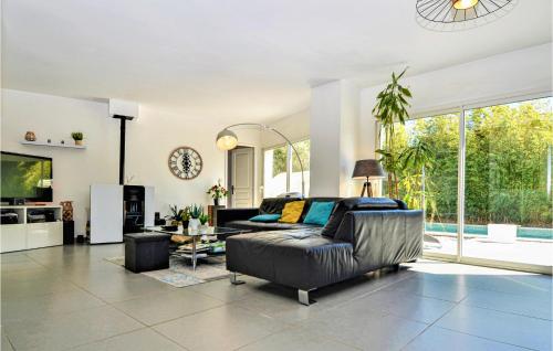 Stunning home in Meyreuil with 5 Bedrooms, WiFi and Outdoor swimming pool