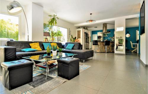 Stunning home in Meyreuil with 5 Bedrooms, WiFi and Outdoor swimming pool