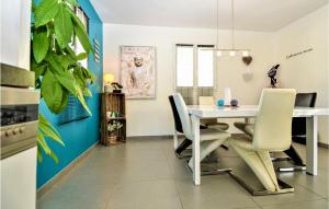 Stunning home in Meyreuil with 5 Bedrooms, WiFi and Outdoor swimming pool