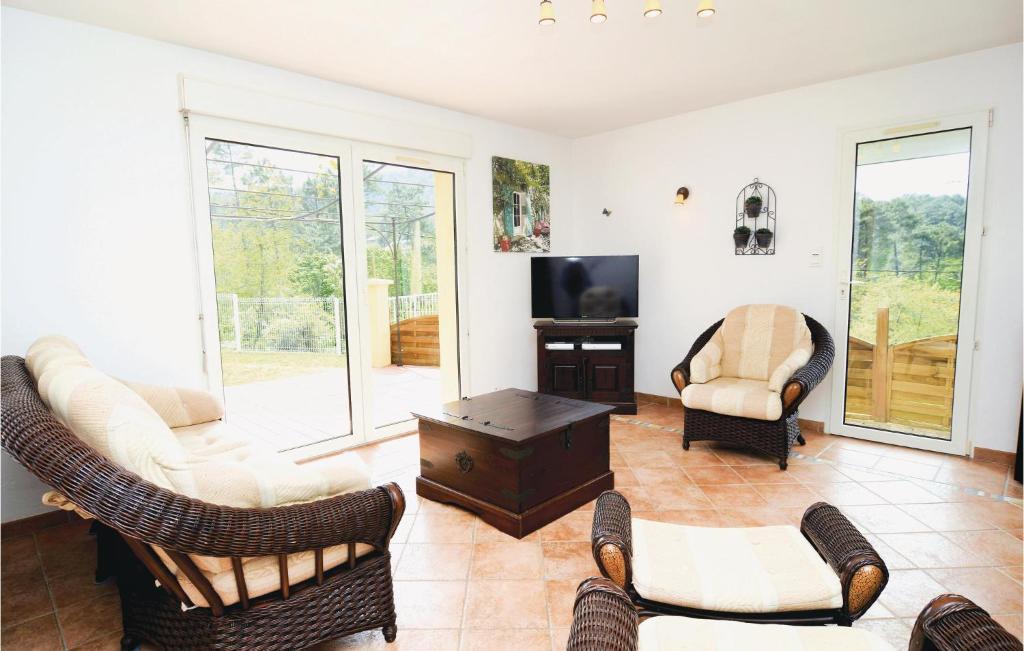Stunning home in Molires-sur-Cze with 2 Bedrooms, WiFi and Outdoor swimming pool , 30410 Molières-sur-Cèze