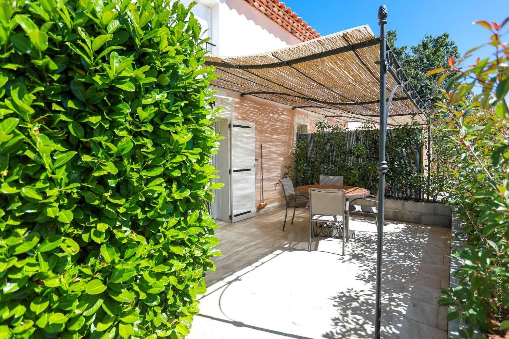 Stunning home in Mondragon with WiFi, 2 Bedrooms and Swimming pool