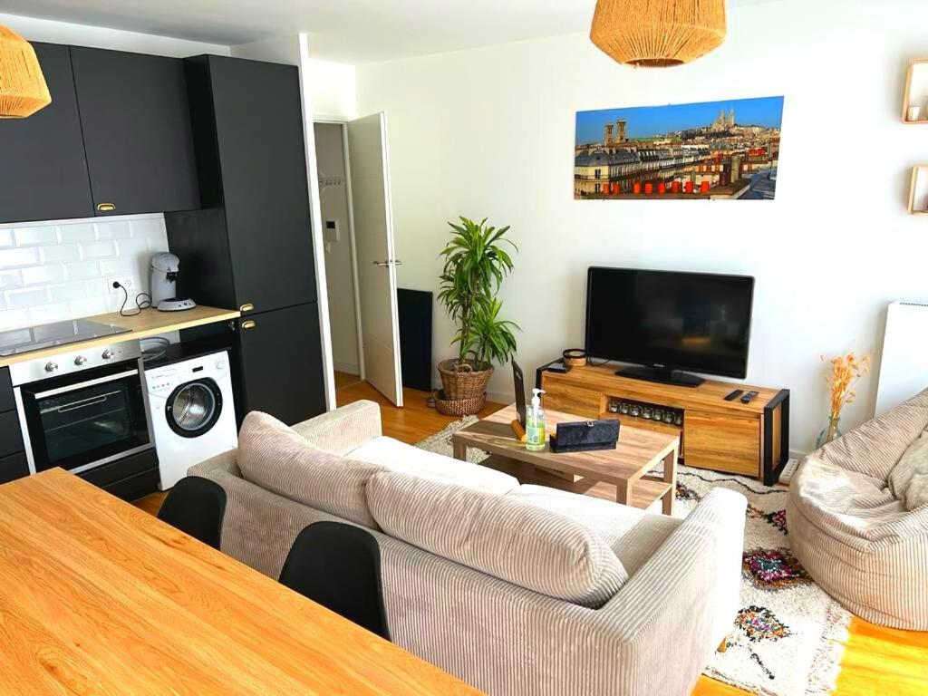 Stunning home in Montaut with Outdoor swimming pool, WiFi and 1 Bedrooms