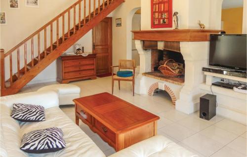 Stunning home in Montblanc with 4 Bedrooms, Private swimming pool and Outdoor swimming pool