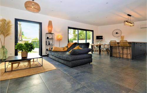 Stunning home in Montfavet with Outdoor swimming pool, 3 Bedrooms and WiFi