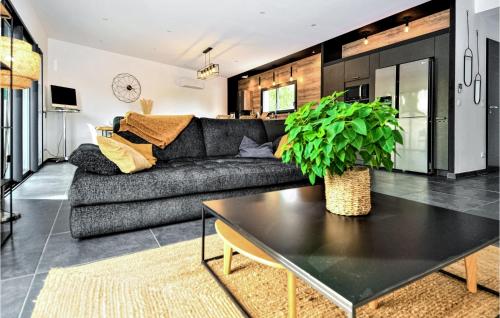 Stunning home in Montfavet with Outdoor swimming pool, 3 Bedrooms and WiFi