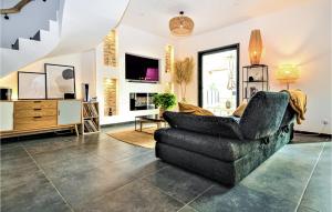 Stunning home in Montfavet with Outdoor swimming pool, 3 Bedrooms and WiFi