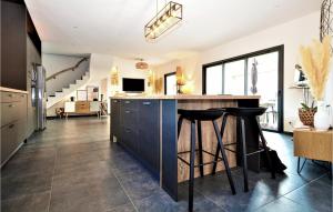 Stunning home in Montfavet with Outdoor swimming pool, 3 Bedrooms and WiFi