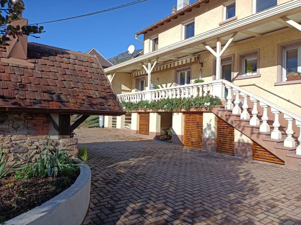 Stunning home in Montlimar with 4 Bedrooms, Private swimming pool and Outdoor swimming pool