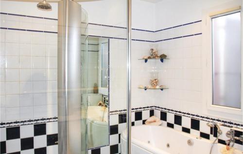Stunning home in Montlimar with 4 Bedrooms, Private swimming pool and Outdoor swimming pool