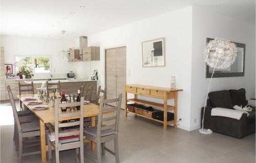 Stunning home in Montlimar with 7 Bedrooms, WiFi and Outdoor swimming pool