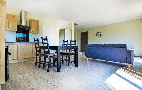 Stunning home in Mormoiron with 3 Bedrooms, WiFi and Outdoor swimming pool