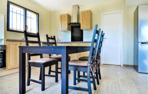 Stunning home in Mormoiron with 3 Bedrooms, WiFi and Outdoor swimming pool
