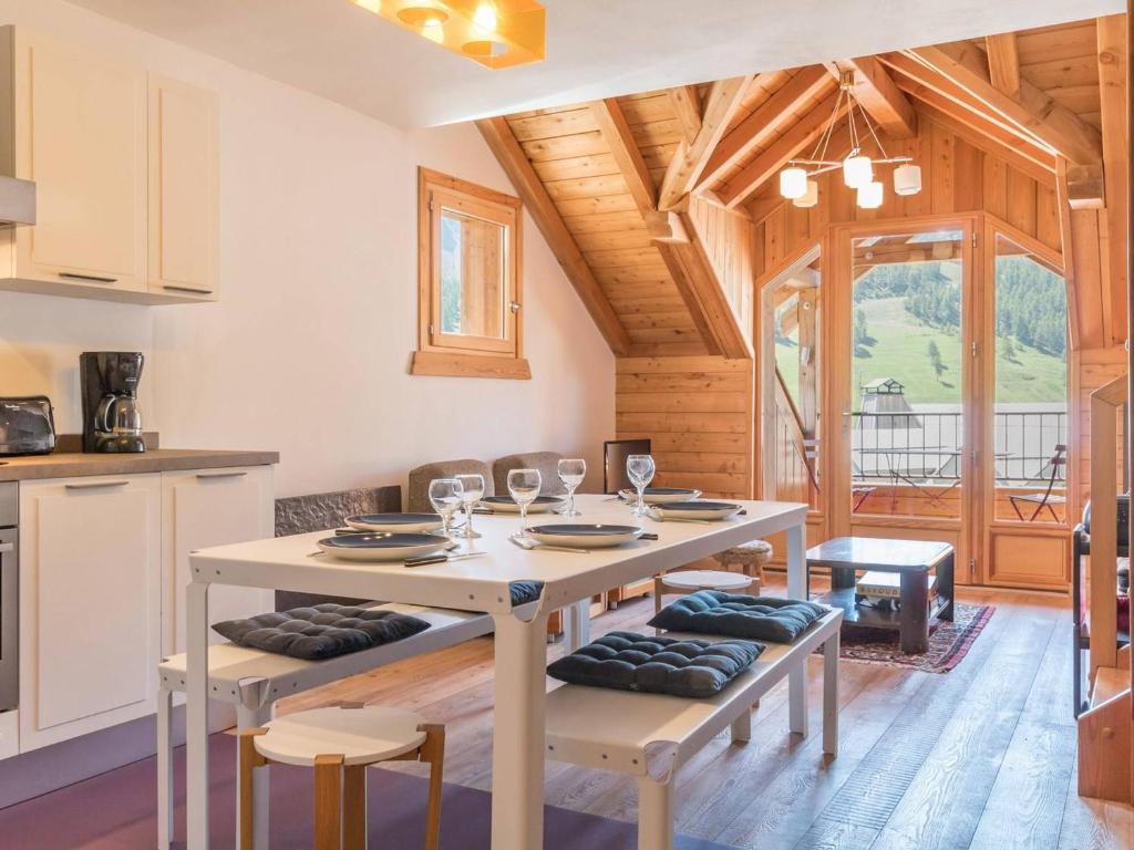 Stunning home in Mornas with WiFi, Private swimming pool and Outdoor swimming pool