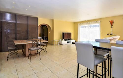 Stunning home in Mornas with WiFi, Private swimming pool and Outdoor swimming pool