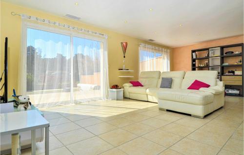 Stunning home in Mornas with WiFi, Private swimming pool and Outdoor swimming pool