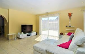 Stunning home in Mornas with WiFi, Private swimming pool and Outdoor swimming pool