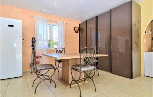 Stunning home in Mornas with WiFi, Private swimming pool and Outdoor swimming pool