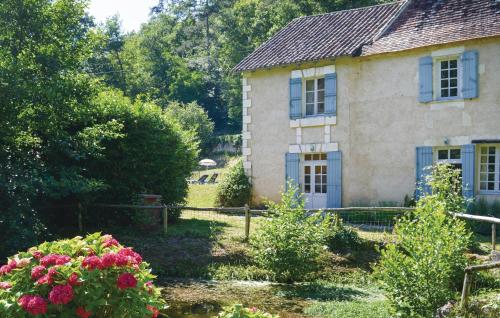 Stunning home in Mouleydier with 4 Bedrooms, WiFi and Outdoor swimming pool