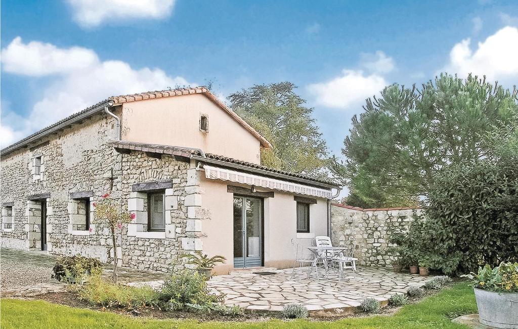 Stunning home in Nouaille Maupertuis with 1 Bedrooms and WiFi , 86340 Nouaillé-Maupertuis