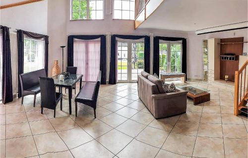 Stunning home in Oberkrämer OT Bötzow with WiFi and 4 Bedrooms