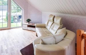 Stunning home in Oberkrämer OT Bötzow with WiFi and 4 Bedrooms