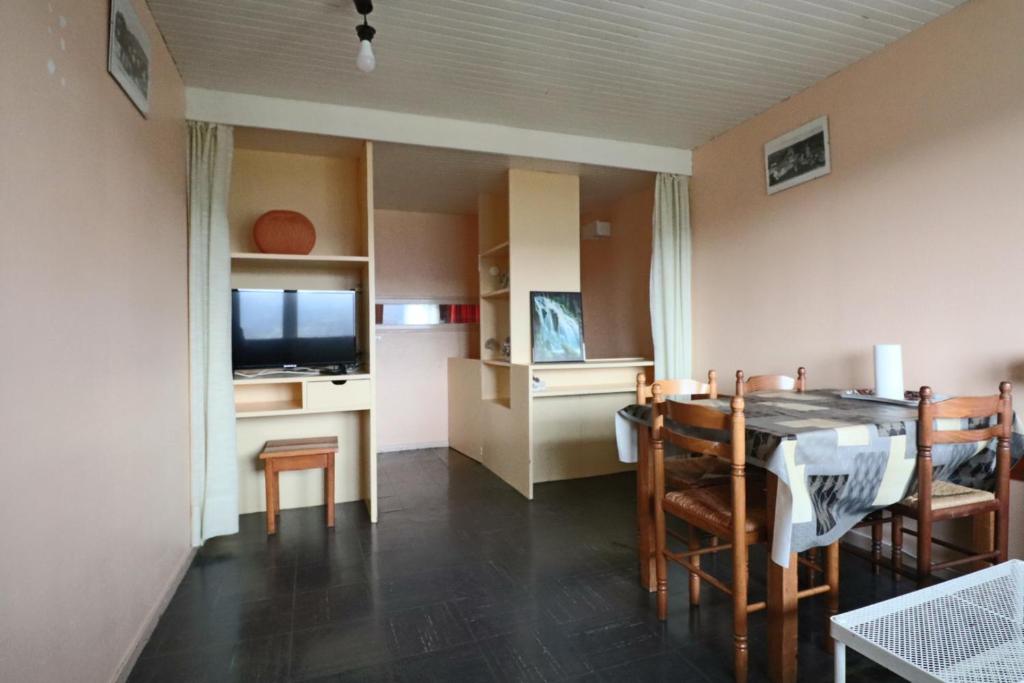 Stunning home in Payzac with 3 Bedrooms, Private swimming pool and Outdoor swimming pool