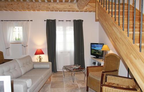 Stunning home in Pernes les Fontaines with 3 Bedrooms